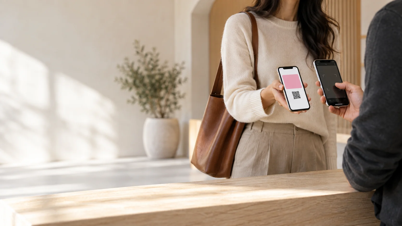 Una persona comparte desde su teléfono una membresía digital con QR